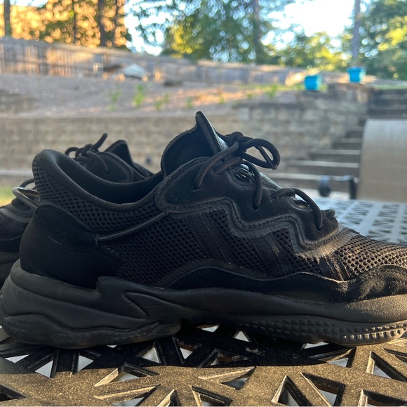 ozweego triple black